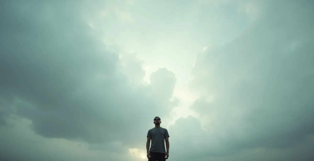 Scène extérieure par temps nuageux avec personne portant des lunettes de soleil
